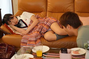 Chàng trai trộm nhìn quần lót em người yêu bồ đang ngủ thì bị phát hiện